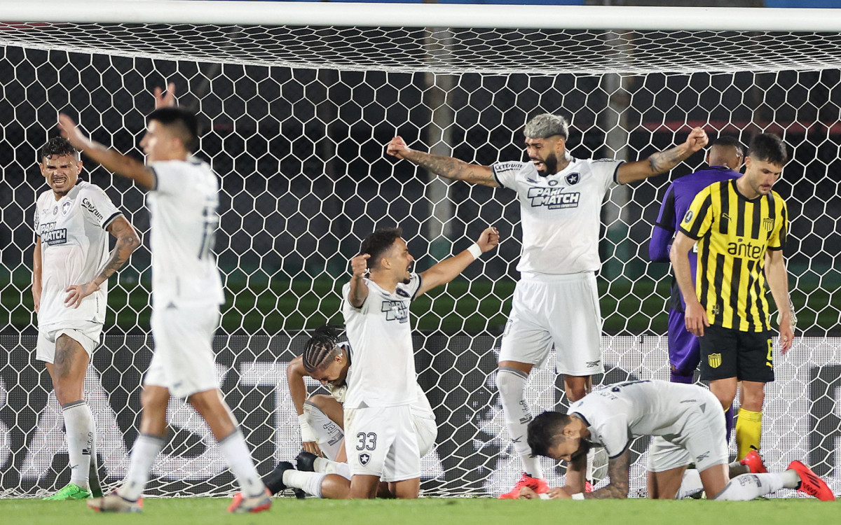 Jogadores do Botafogo comemorando a classificação para a final da Libertadores