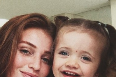 Cintia Dicker divulga fotos com a filha e semelhança impressiona