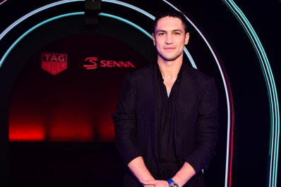 Gabriel Leone e mais famosos vão à exposição que homenageia Ayrton Senna