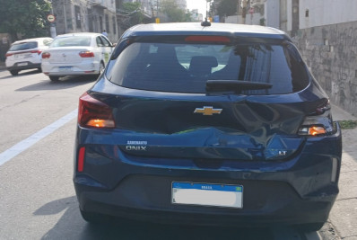 Batida entre carro e moto deixa dois feridos no Rocha