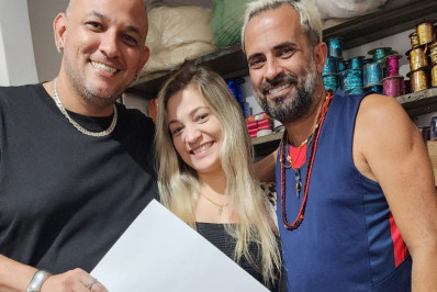 Coreógrafa Juliana Frathane recebe figurino da comissão de frente da Inocentes de Belford Roxo