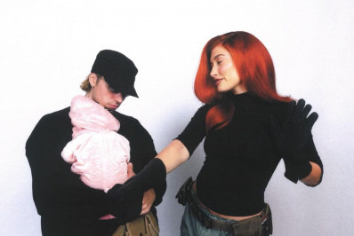 Justin Bieber encanta seguidores ao posar fantasiado com Hailey e o filho