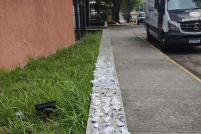 Suspeitos fogem, mas PM apreende sacola com drogas em Resende