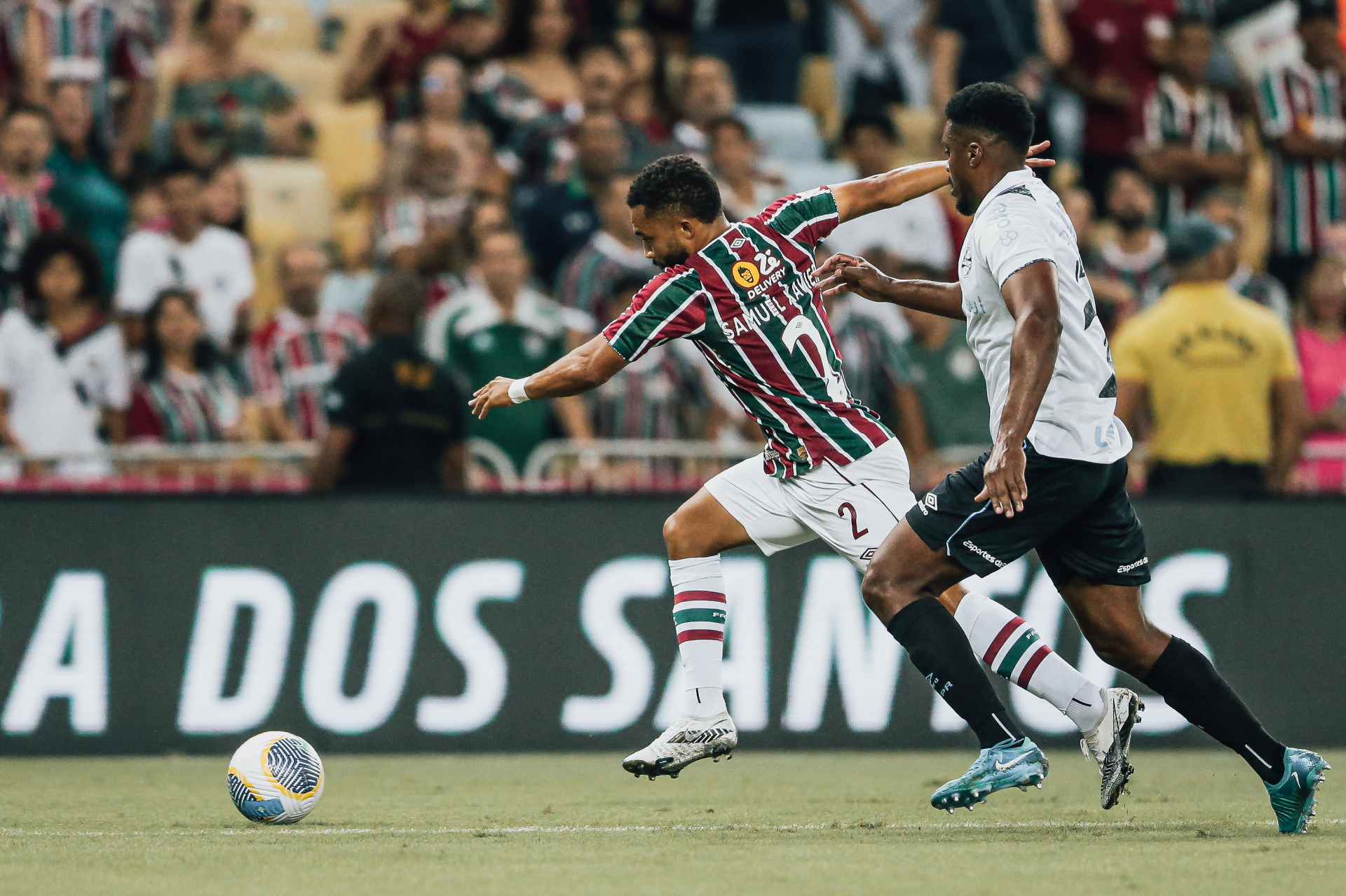 Samuel Xavier em a&ccedil;&atilde;o na partida entre Fluminense e Gr&ecirc;mio - Lucas Mer&ccedil;on/Fluminense