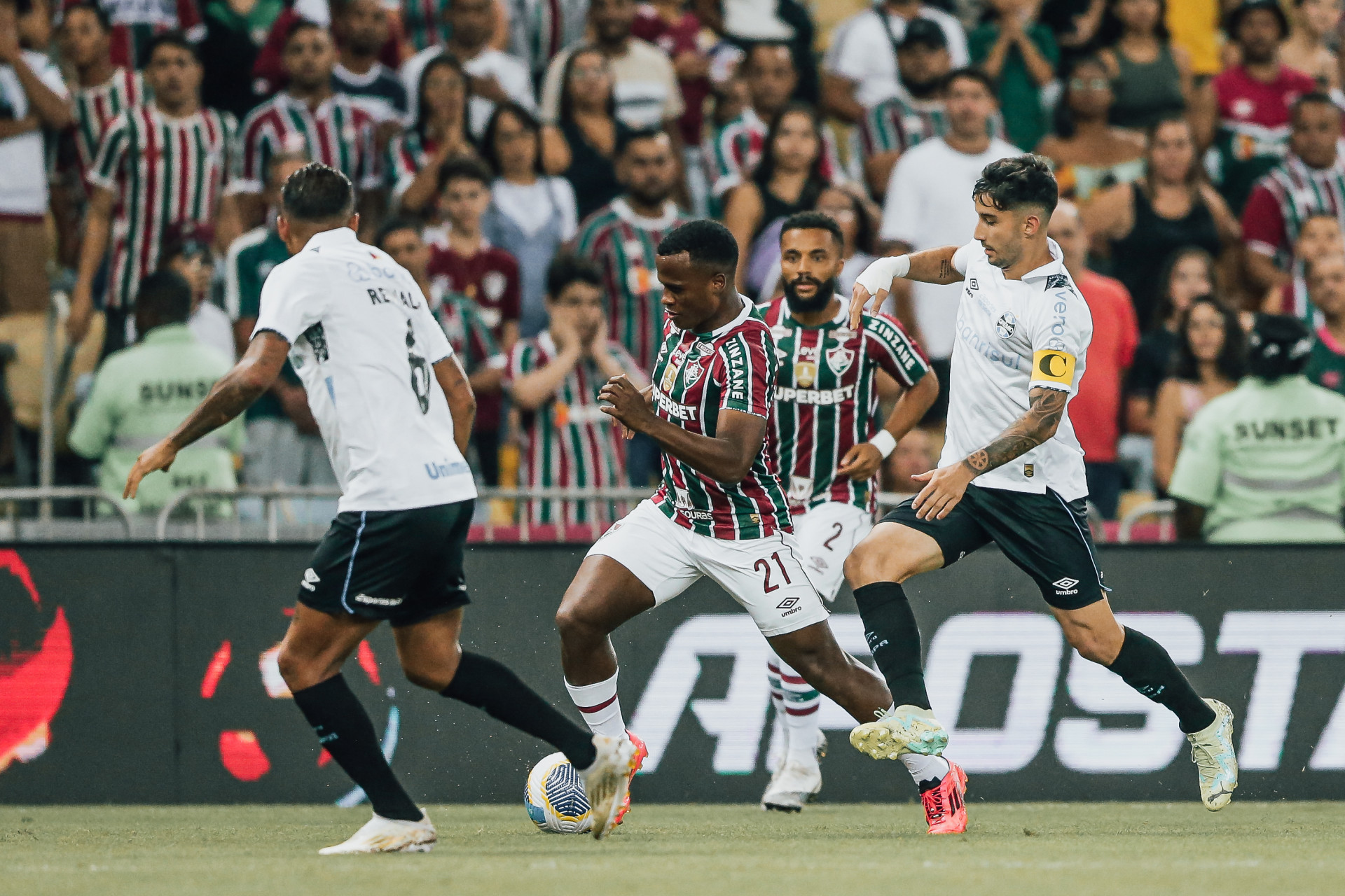 Rio de Janeiro, Brasil - 01/11/2024 - Maracanã -   
Fluminense enfrenta o Grêmio esta noite no Maracanã pela 32ª rodada do Campeonato Brasileiro 2024.
FOTO: LUCAS MERÇON / FLUMINENSE F.C.
.
IMPORTANTE: Imagem destinada a uso institucional e divulgação, seu
uso comercial está vetado incondicionalmente por seu autor e o
Fluminense Football Club.É obrigatório mencionar o nome do autor ou
usar a imagem.
.
IMPORTANT: Image intended for institutional use and distribution.
Commercial use is prohibited unconditionally by its author and
Fluminense Football Club. It is mandatory to mention the name of the
author or use the image.
.
IMPORTANTE: Imágen para uso solamente institucional y distribuición. El
uso comercial es prohibido por su autor y por el Fluminense FootballClub. 
És mandatório mencionar el nombre del autor ao usar el imágen. - LUCAS MERÇON / FLUMINENSE F.C