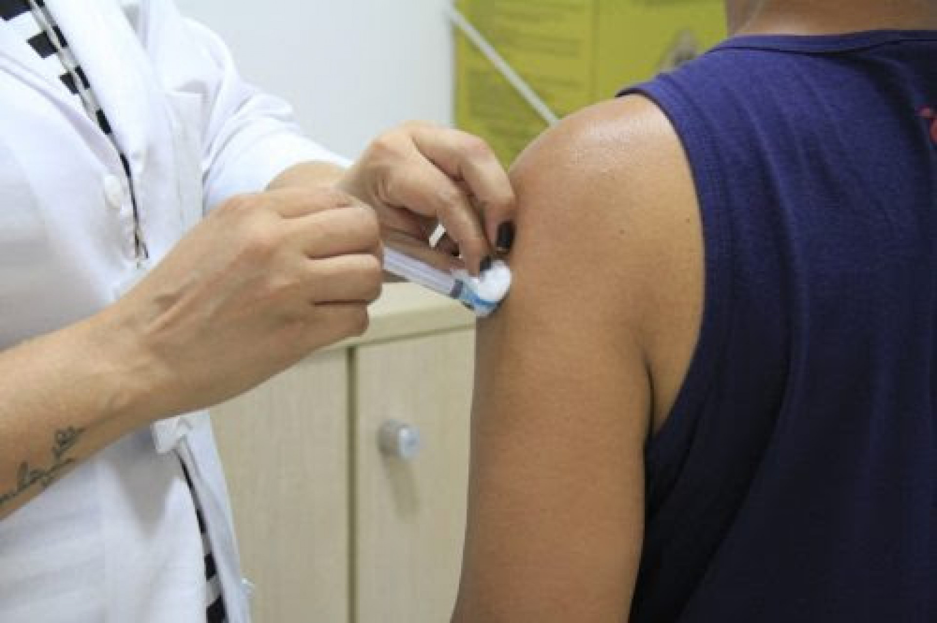 Rio inicia vacinação atualizada contra a covid-19 para idosos e gestantes