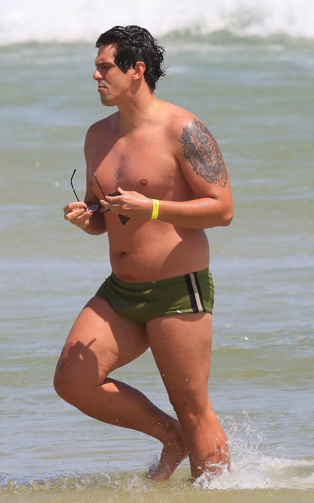 Rafael Infante se refresca na praia da Barra da Tijuca