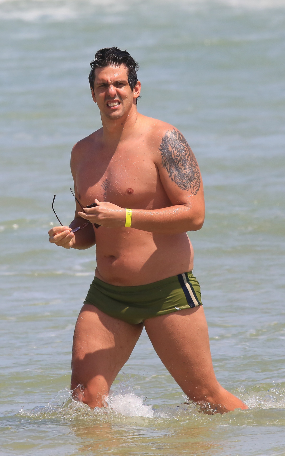 Rafael Infante se refresca na praia da Barra da Tijuca