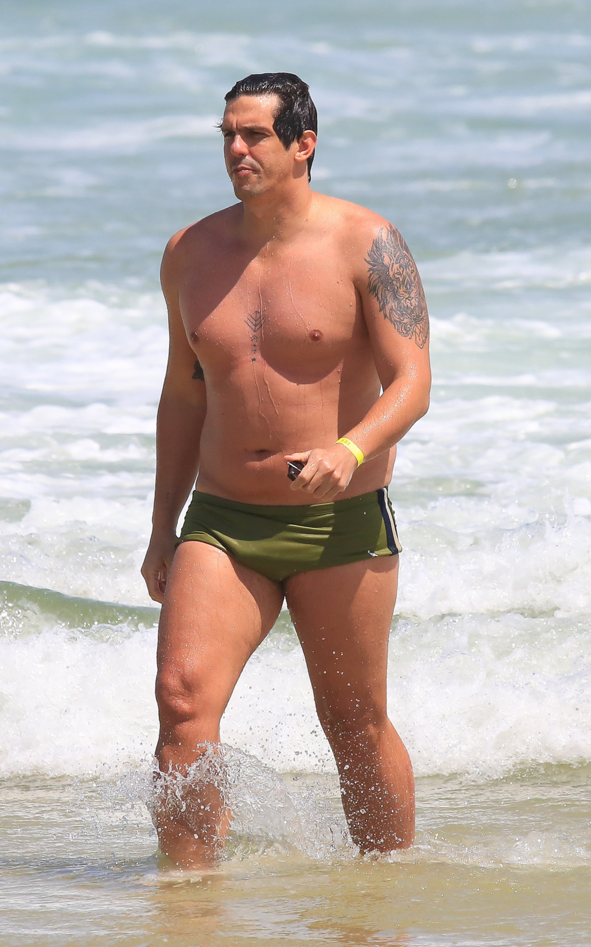 Rafael Infante se refresca na praia da Barra da Tijuca