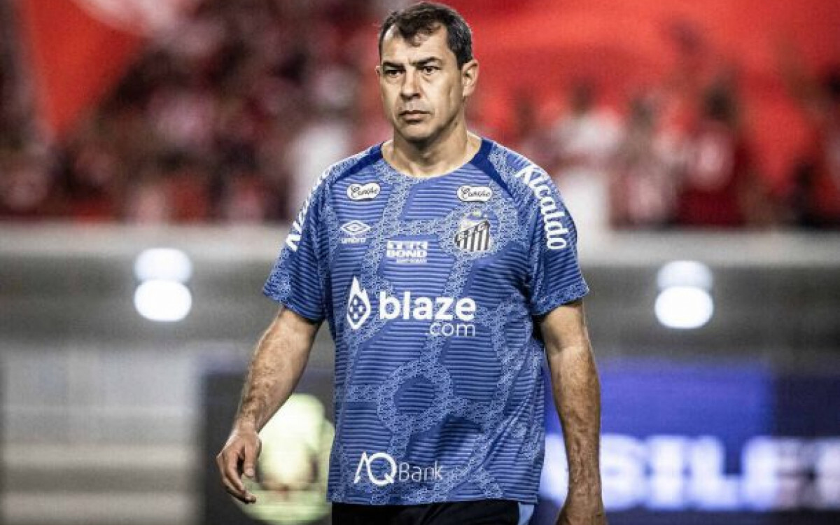 Carille exalta auxiliar, mas evita falar em perman&ecirc;ncia no Santos: ‘N&atilde;o parei para pensar’
