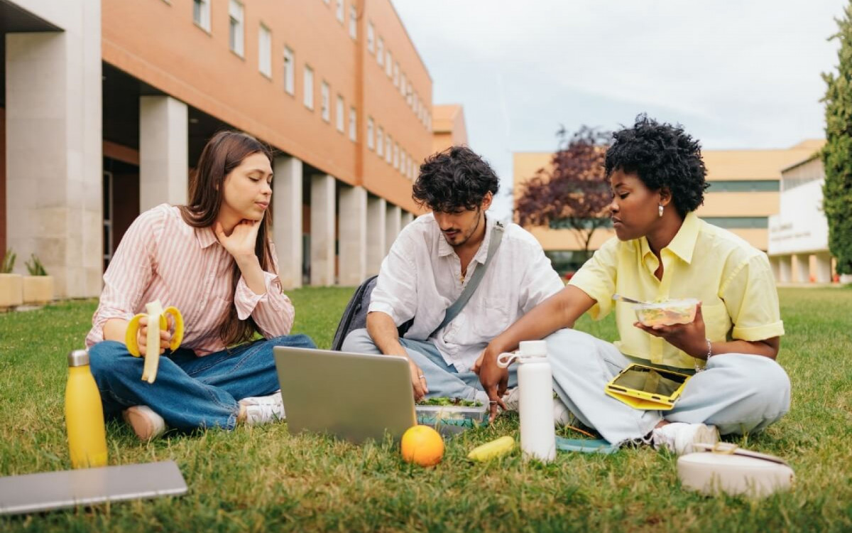 Alimenta&ccedil;&atilde;o e sono de qualidade podem aumentar o desempenho dos estudantes no Enem (Imagem: alvan.ph | Shutterstock) 