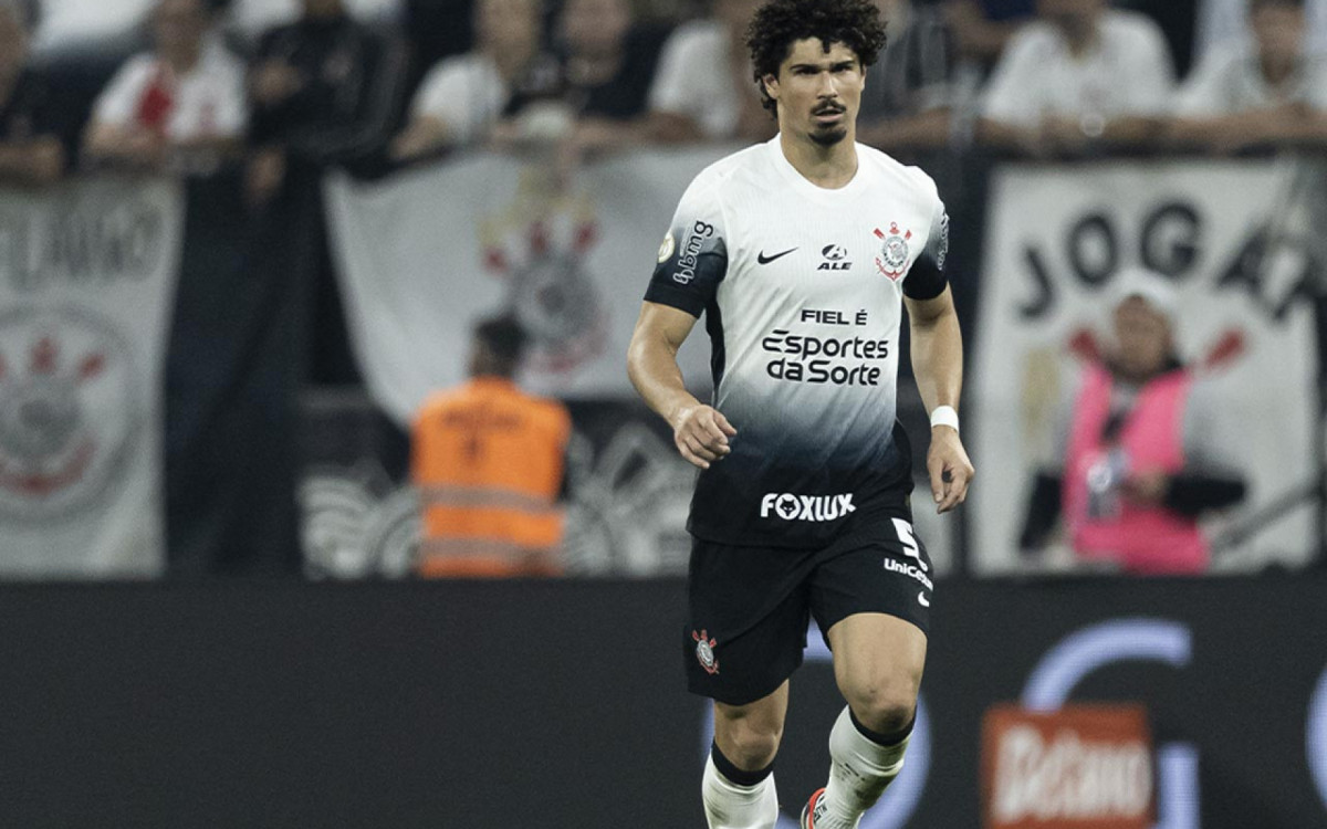 Corinthians consegue efeito suspensivo para Andr&eacute; Ramalho