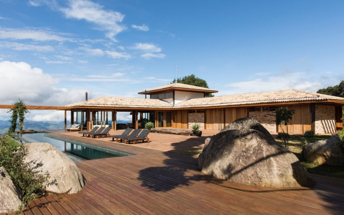 Projetos em madeira podem equilibrar tradi&ccedil;&atilde;o, eleg&acirc;ncia e sustentabilidade (Projeto: Sabella Arquitetura | Imagem: Manuel S&aacute;)