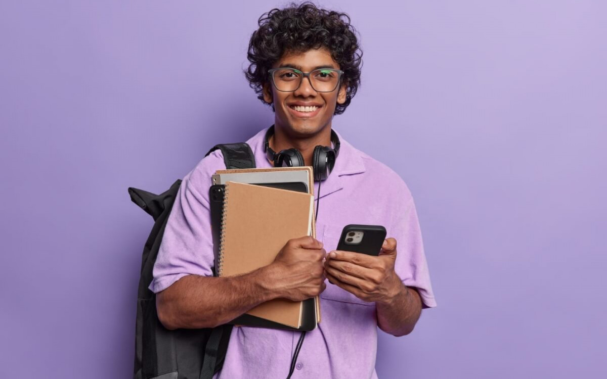 O uso excessivo do celular pode comprometer o aprendizado (Imagem: Wayhome Studio | Shutterstock)