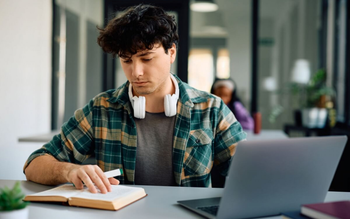 A prepara&ccedil;&atilde;o para a reda&ccedil;&atilde;o do Enem exige dom&iacute;nio da estrutura textual e um repert&oacute;rio sociocultural s&oacute;lido (Imagem: Drazen Zigic | Shutterstock)