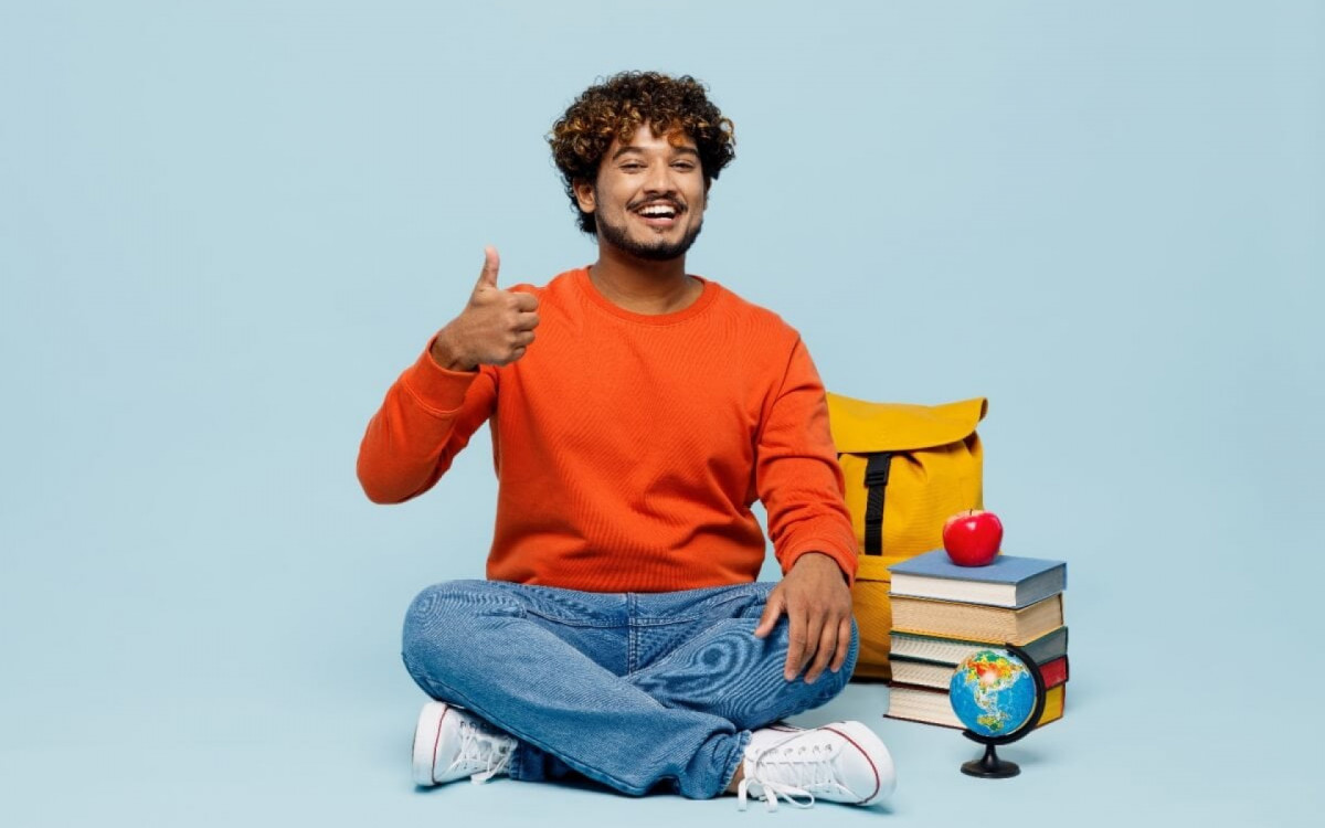 A prepara&ccedil;&atilde;o ideal para o Enem combina estudo, descanso e uma alimenta&ccedil;&atilde;o equilibrada (Imagem: ViDI Studio | Shutterstock)