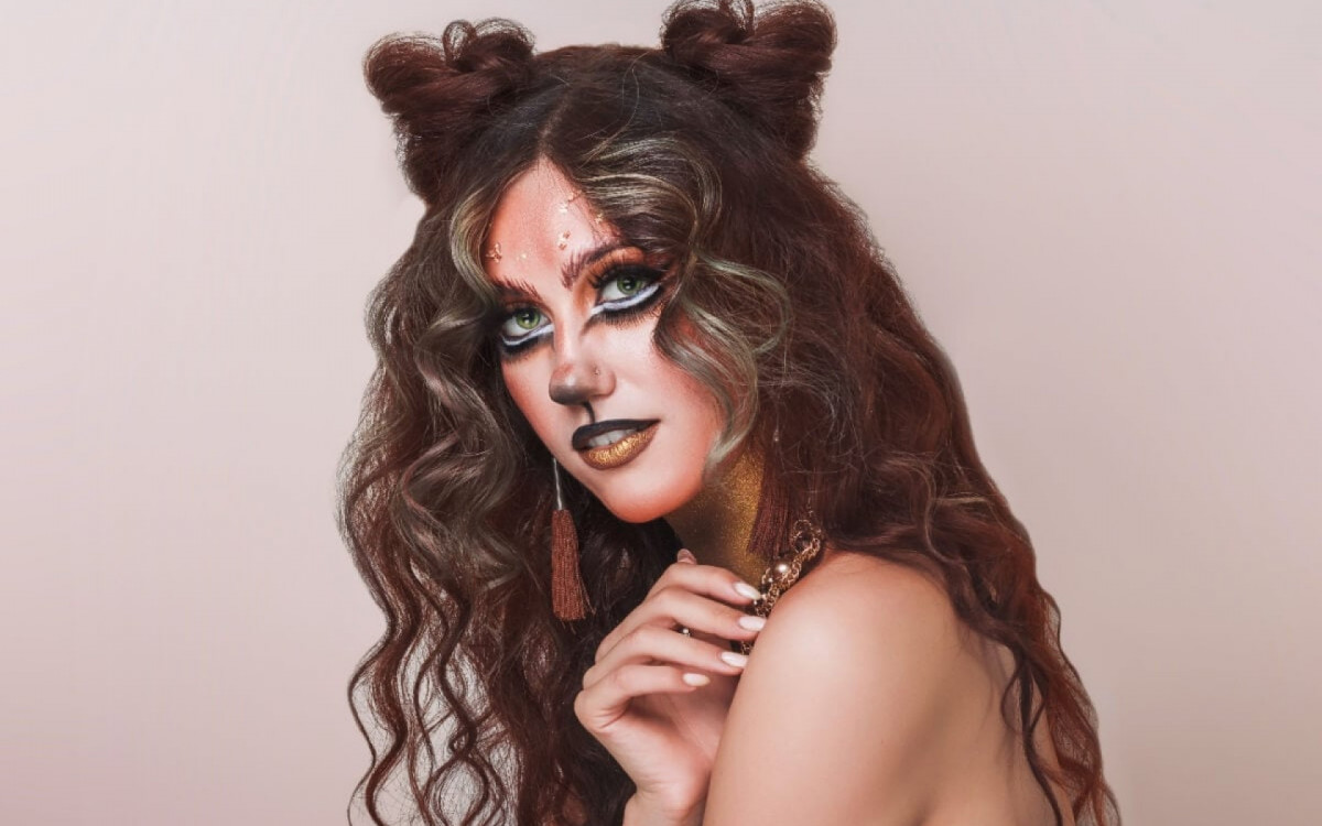 O penteado para a fantasia de gatinha &eacute; uma das op&ccedil;&otilde;es mais vers&aacute;teis para o Halloween, unindo charme e criatividade (Imagem: Selora | Shutterstock)