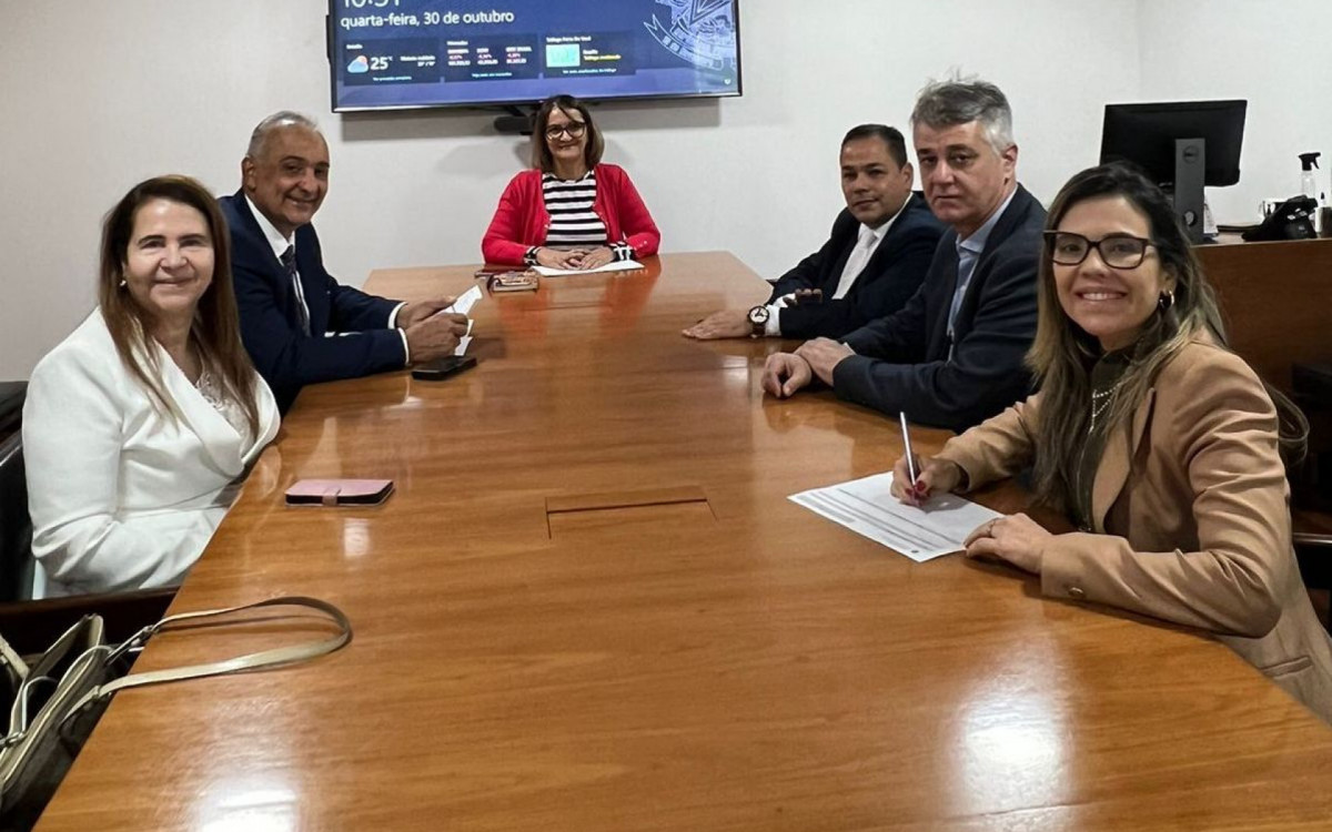Carlos Augusto Baltazar em reunião com autoridades federais para garantir apoio e recursos para Rio das Ostras.