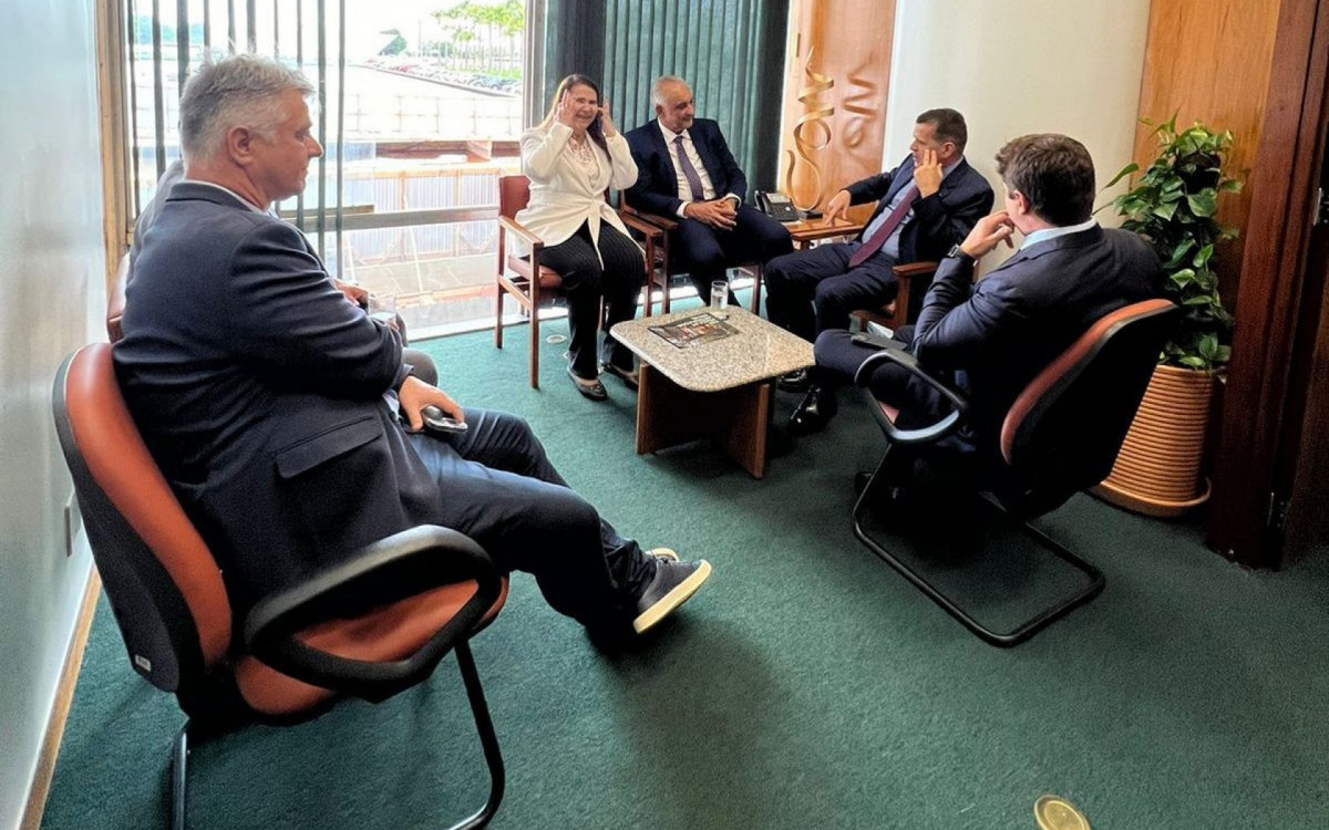Carlos Augusto Baltazar em reunião com autoridades federais para garantir apoio e recursos para Rio das Ostras.