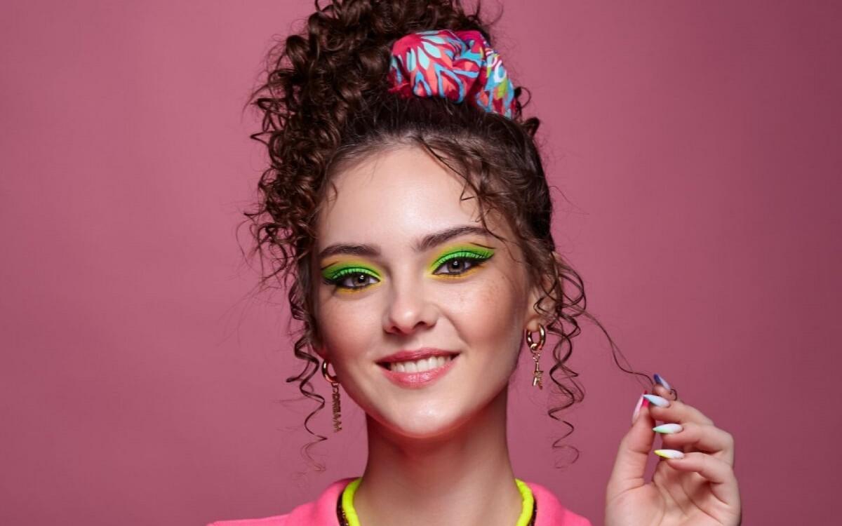 As maquiagens marcantes e os cabelos volumosos est&atilde;o de volta (Imagem: Serg Zastavkin | Shutterstock)