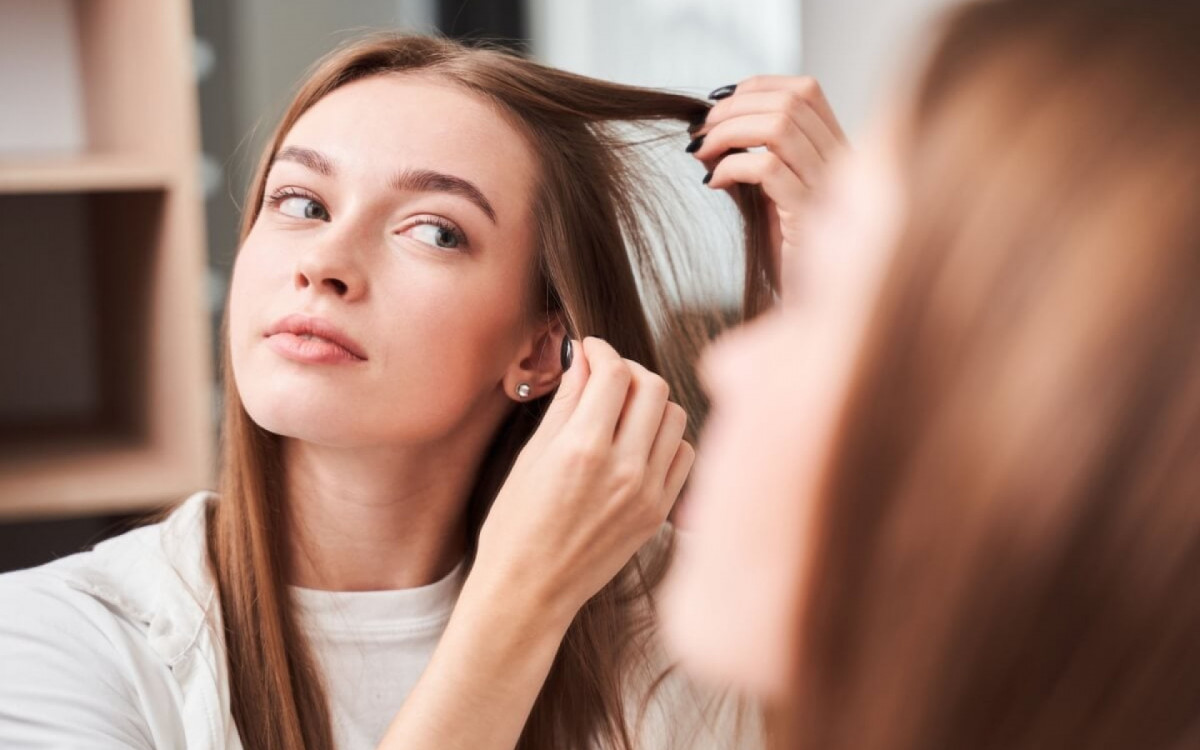 O couro cabeludo tamb&eacute;m requer cuidados especiais (Imagem: Olena Yakobchuk | Shutterstock)