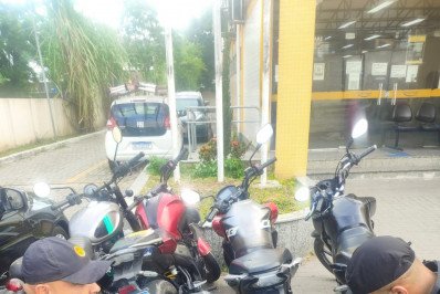 PMs são atacados por criminosos em ação para recuperar carga roubada na Baixada