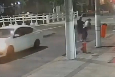 Vídeo: mulher é espancada e arrastada pelos cabelos durante assalto em Niterói