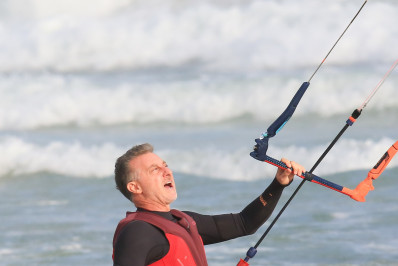 Luciano Huck pratica kitesurfe em praia carioca