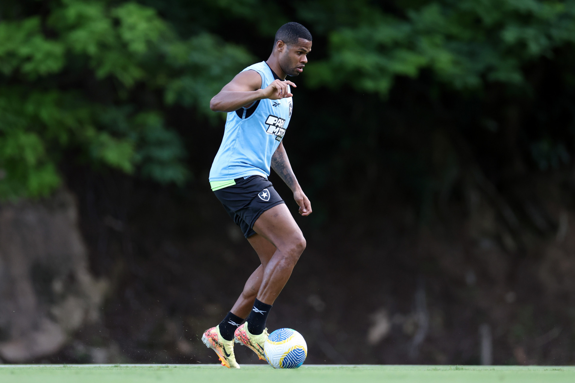 Júnior Santos em ação durante treino do Botafogo no CT Lonier - Vítor Silva / Botafogo