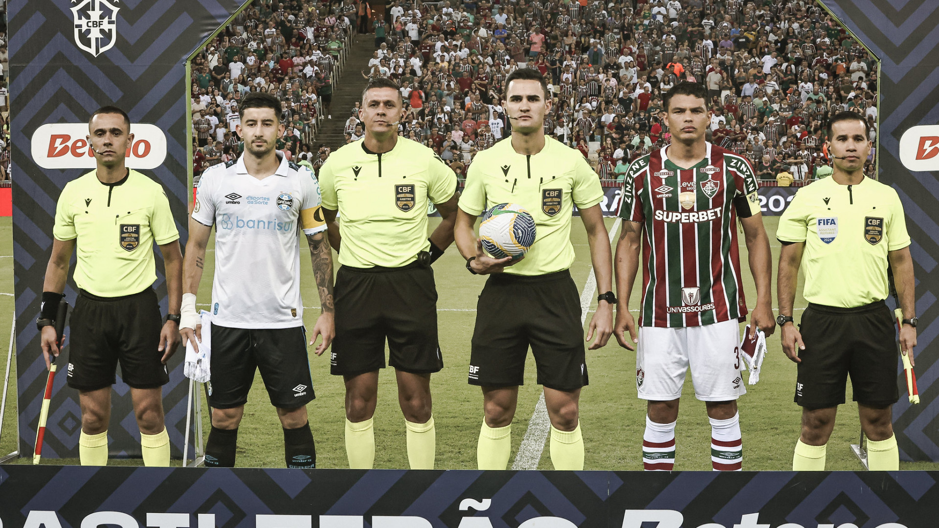 Matheus Delgado Candan&ccedil;an foi o &aacute;rbitro de Fluminense 2 x 2 Gr&ecirc;mio e causou pol&ecirc;mica - Marcelo Gon&ccedil;alves/Fluminense 