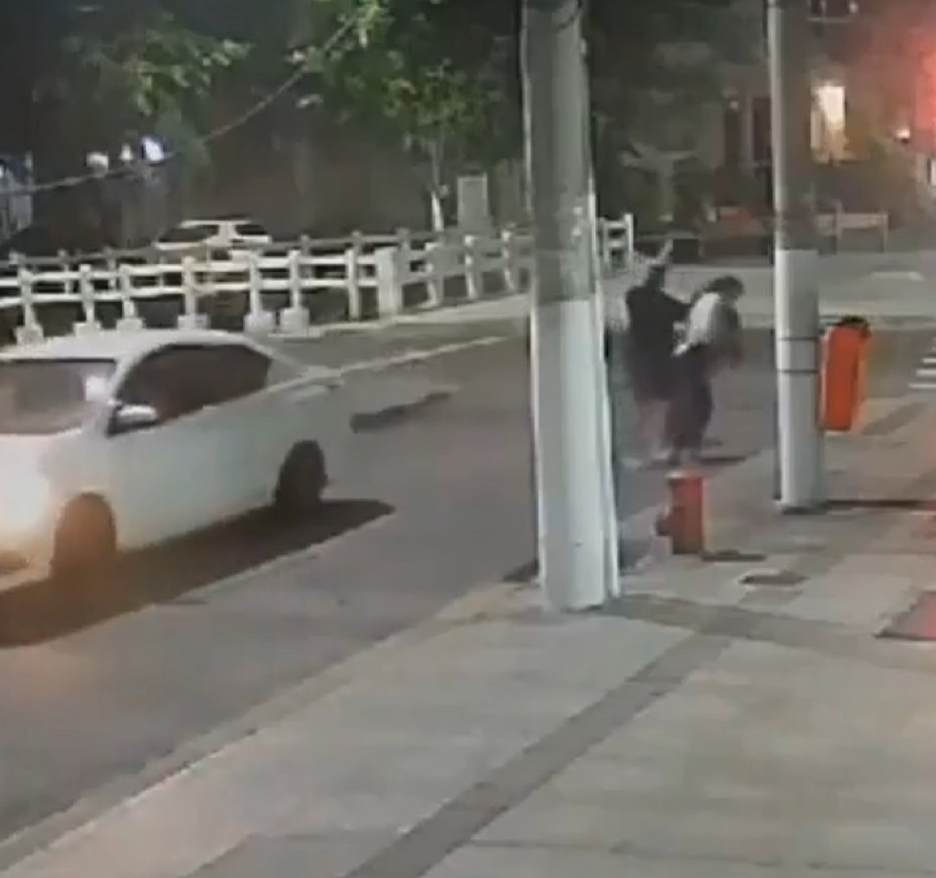 C&acirc;mera de seguran&ccedil;a flagrou assalto na Ary Parreiras, esquina com Paulo Gustavo, no &uacute;ltimo dia 30 - Reprodu&ccedil;&atilde;o/Redes sociais