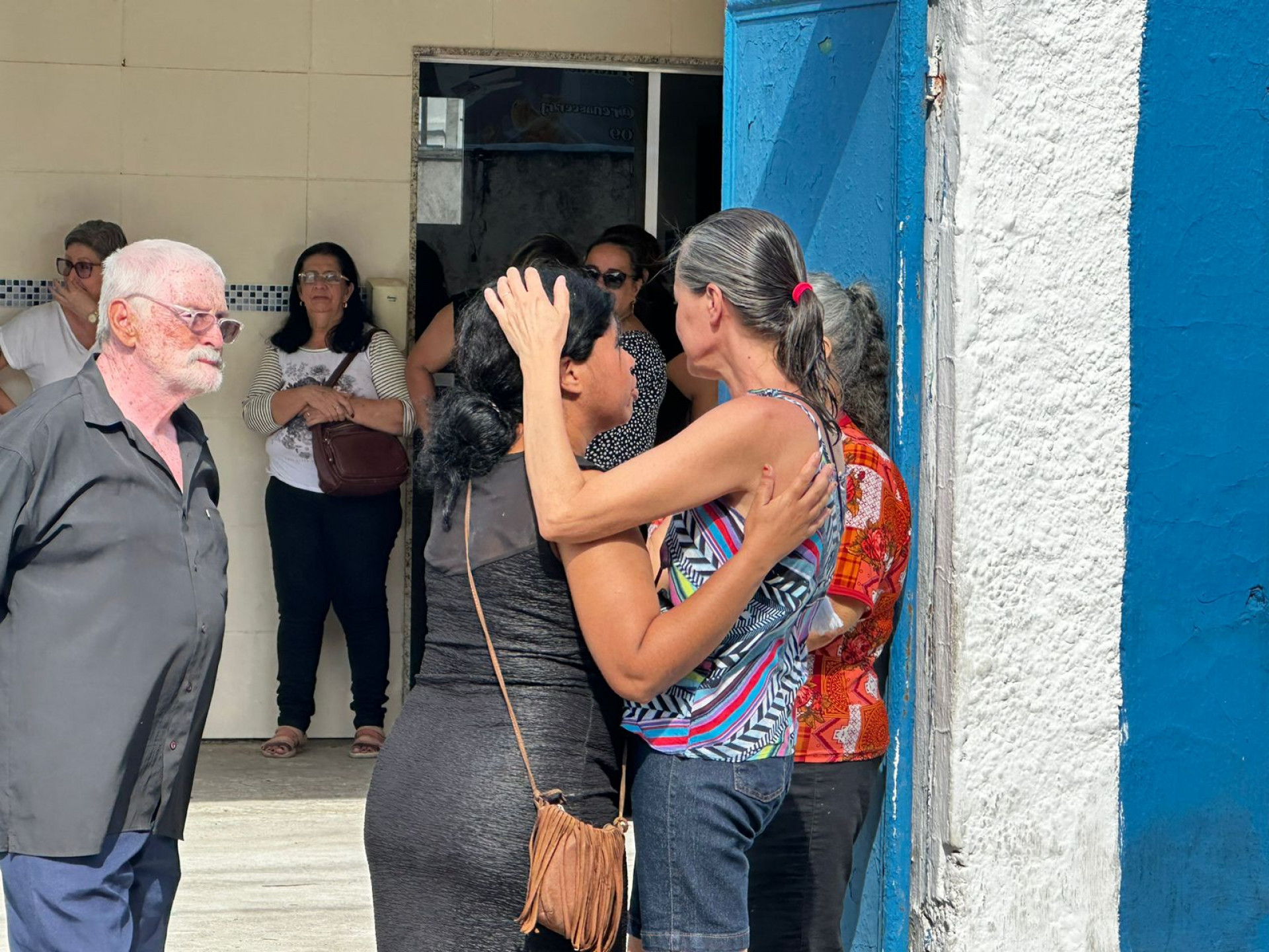 Claudete Conceição (de preto), mãe de Carlos Eduardo, é amparada no Cemitério Municipal de Japeri - Manuela Carvalho/Agência O Dia