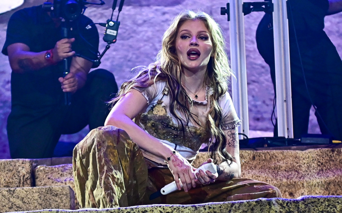 Luísa Sonza vai até o chão e agita público em show no Rio