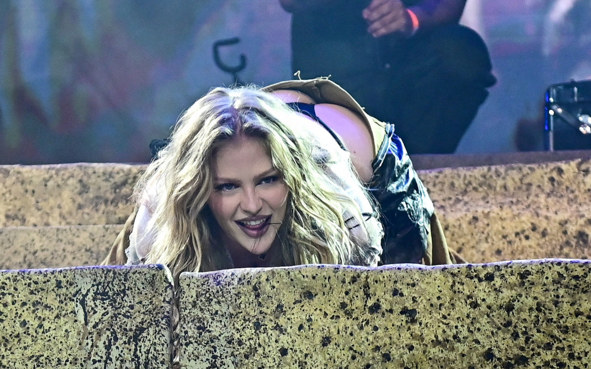 Luísa Sonza vai até o chão e agita público em show no Rio