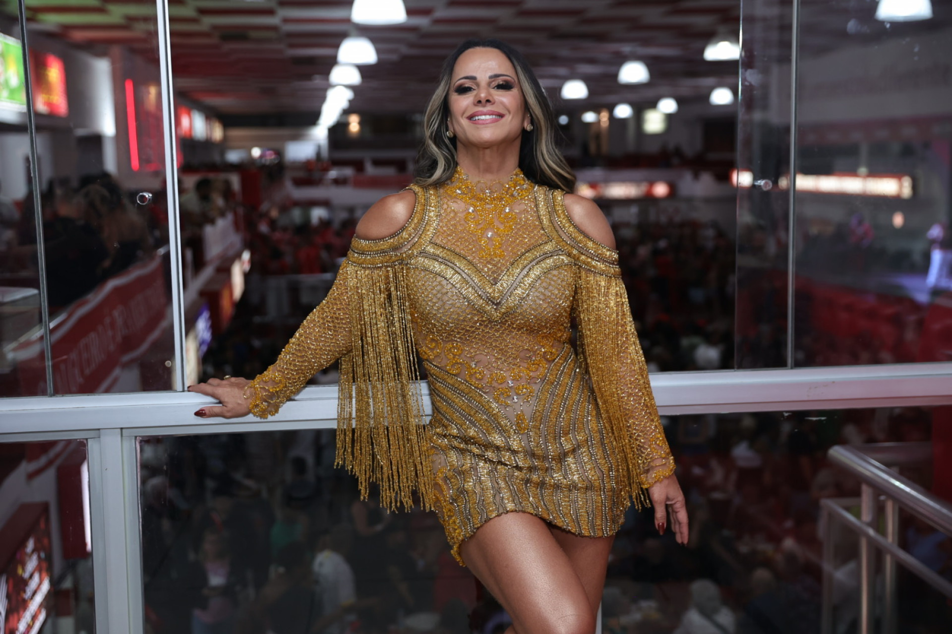 Viviane Araujo esbanja beleza e samba no pé na quadra do Salgueiro - Anderson Bordê / AgNews