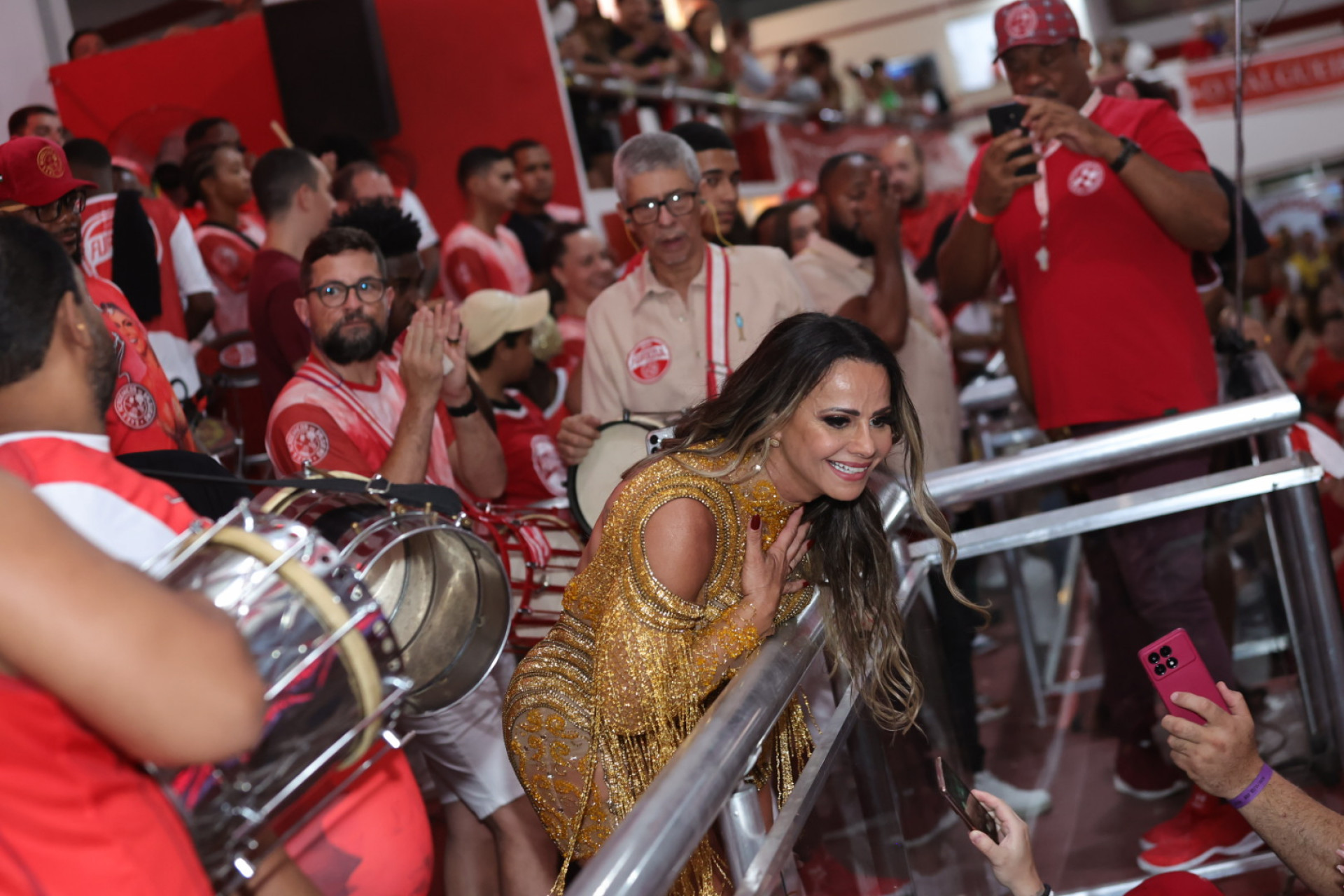 Viviane Araujo esbanja beleza e samba no pé na quadra do Salgueiro - Anderson Bordê / AgNews