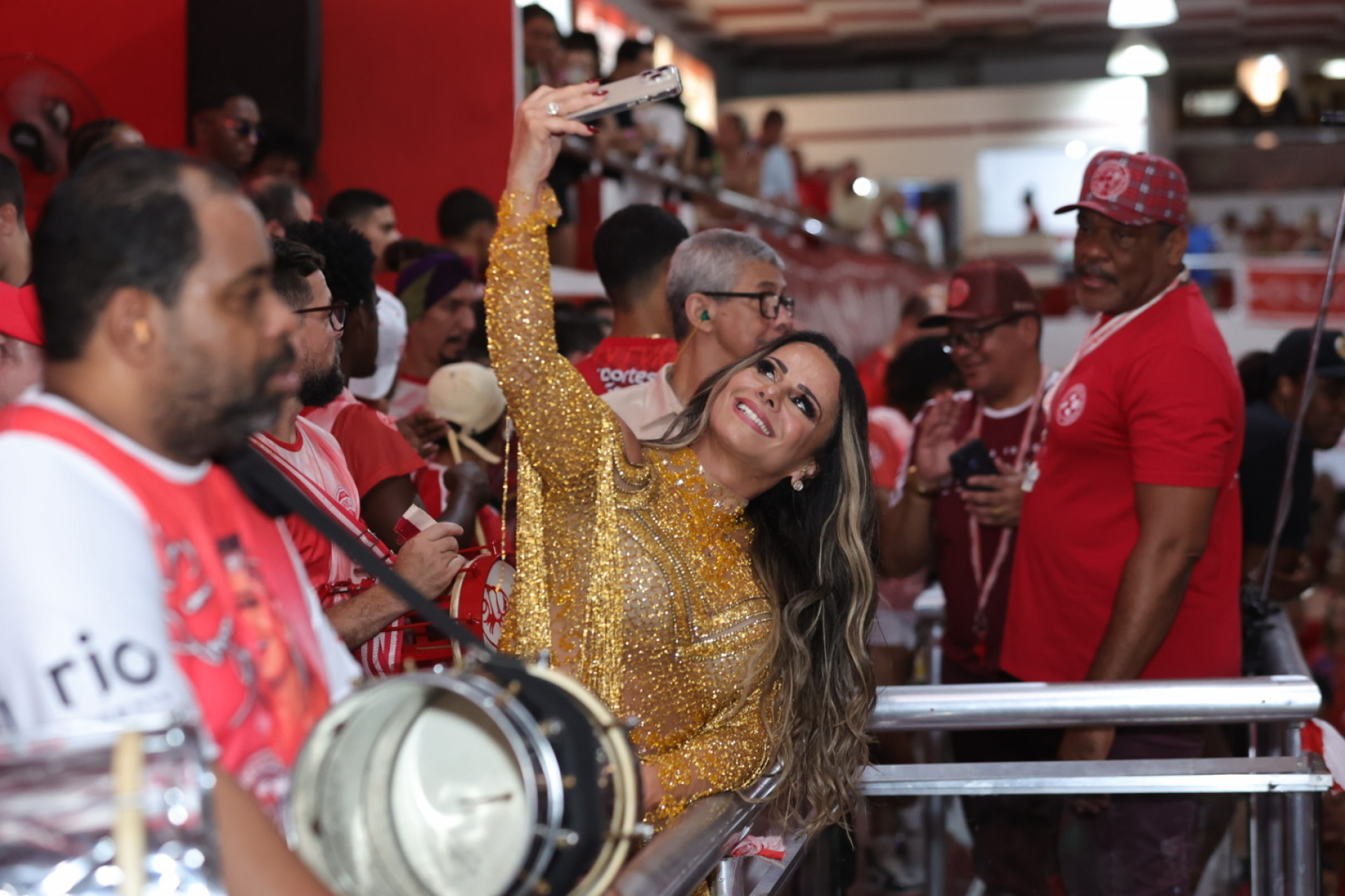 Viviane Araujo esbanja beleza e samba no pé na quadra do Salgueiro - Anderson Bordê / AgNews