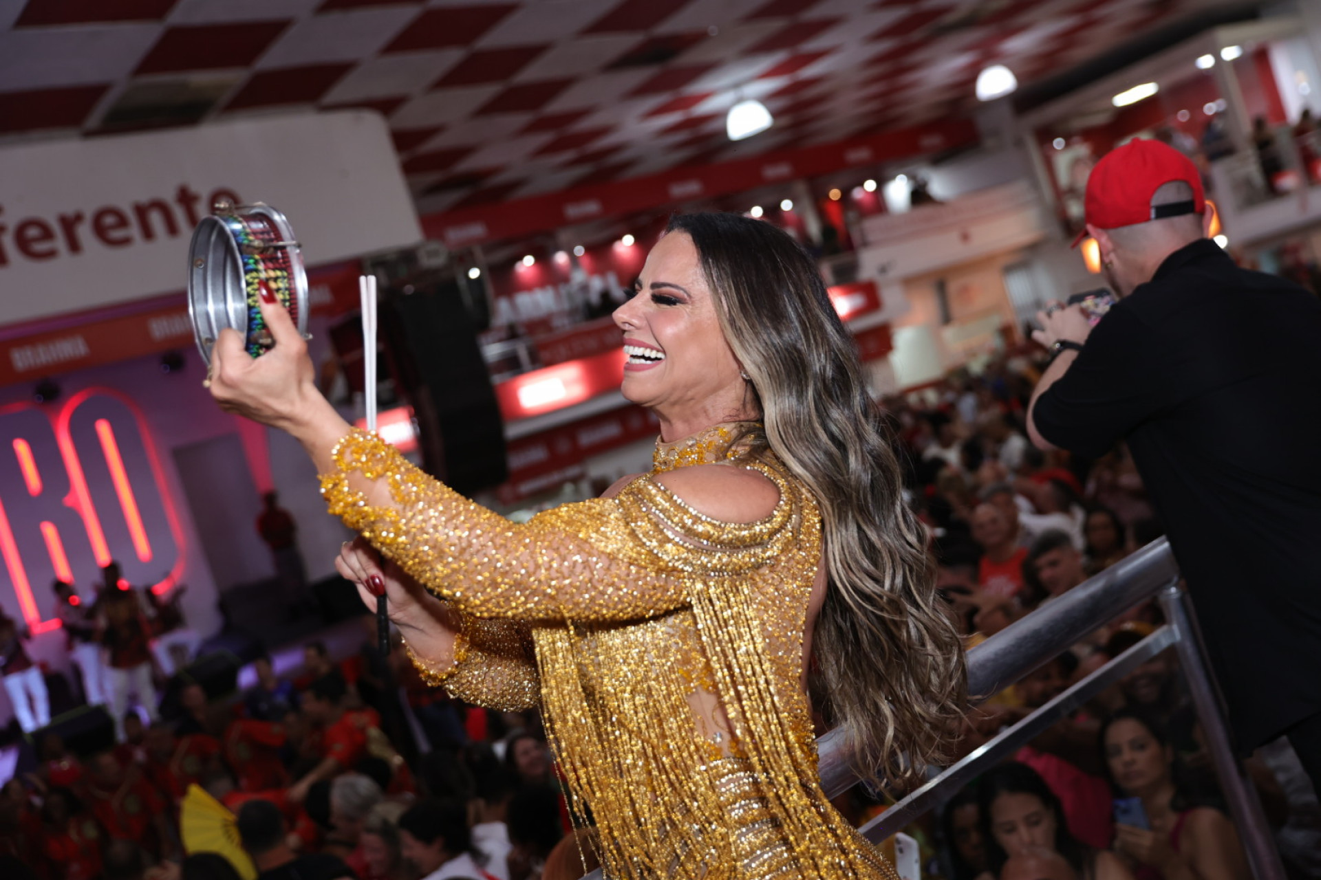 Viviane Araujo esbanja beleza e samba no pé na quadra do Salgueiro - Anderson Bordê / AgNews