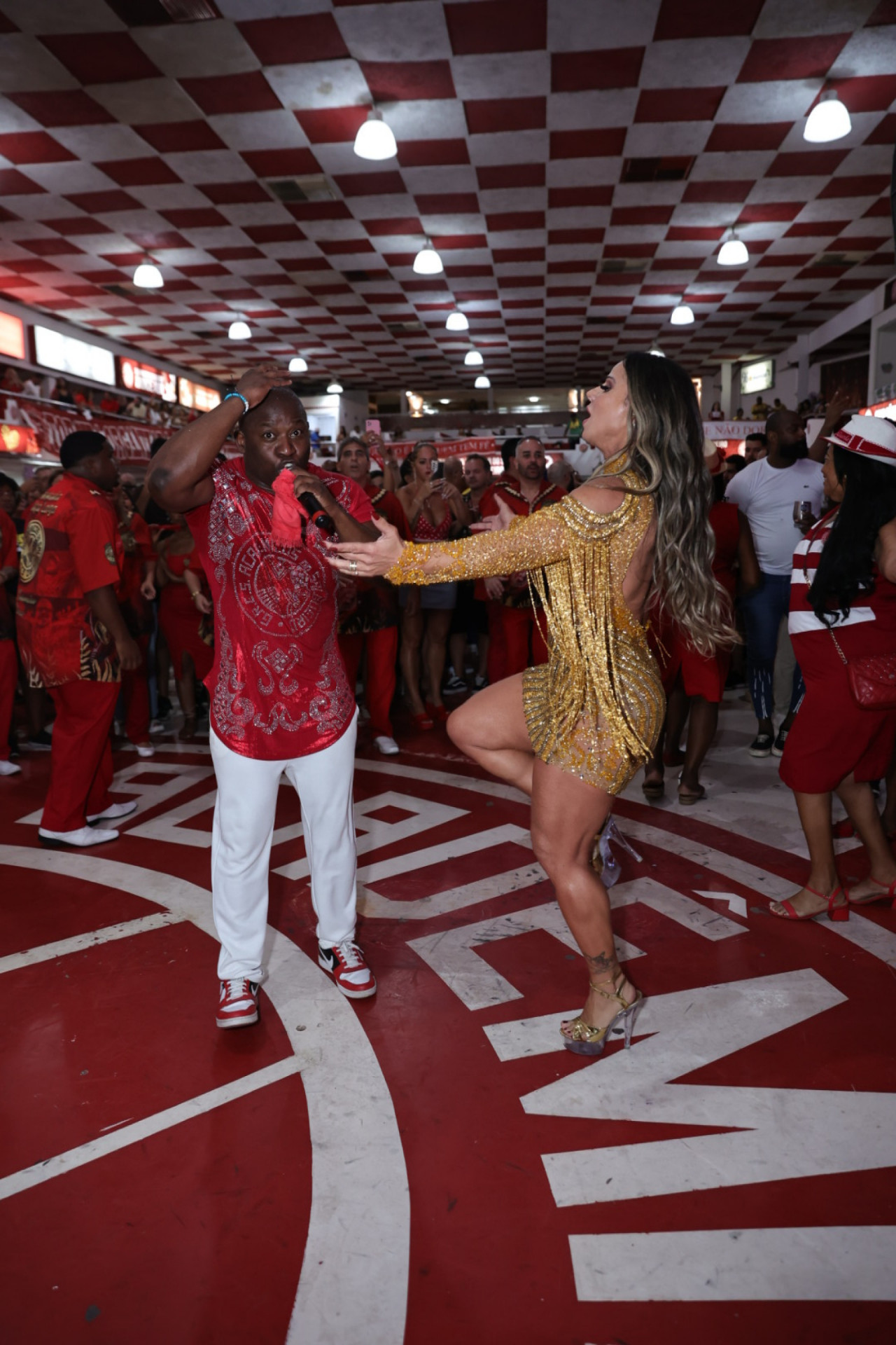 Viviane Araujo esbanja beleza e samba no pé na quadra do Salgueiro - Anderson Bordê / AgNews