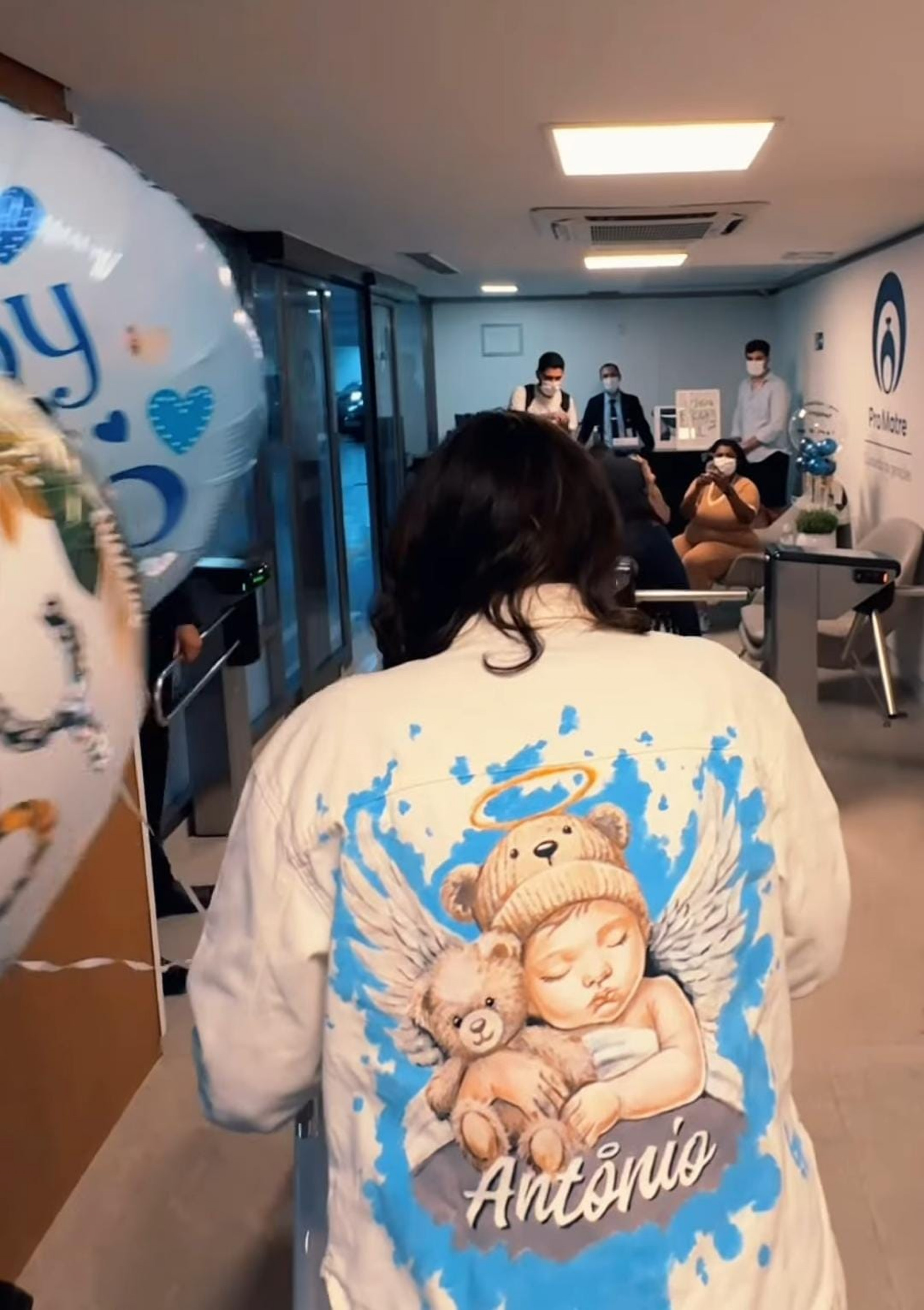 Nadja usa jaqueta com o nome de Antonio, gêmeo de José, que não resistiu ao nascimento prematuro - Reprodução de vídeo / Instagram