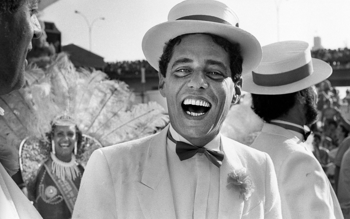 Chico Buarque pelas lentes de Evandro Teixeira durante o desfile da Mangueira. Ano: 1987
