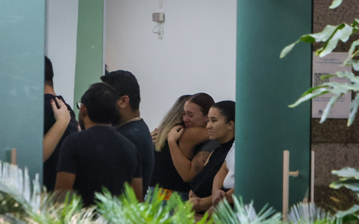 Velório do instrutor de parapente José de Alencar Lima Junior, que morreu ao saltar da Pedra Bonita, nesta segunda-feira (04).