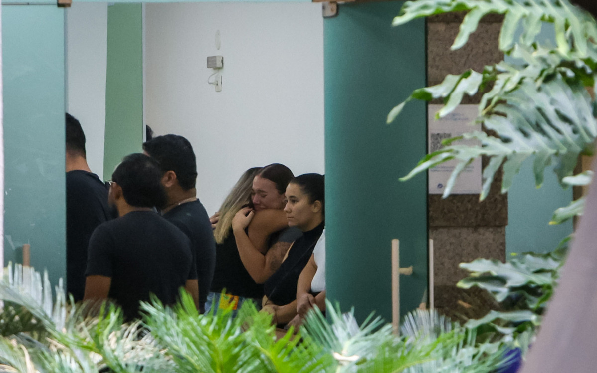 Velório do instrutor de parapente José de Alencar Lima Junior, que morreu ao saltar da Pedra Bonita, nesta segunda-feira (04).