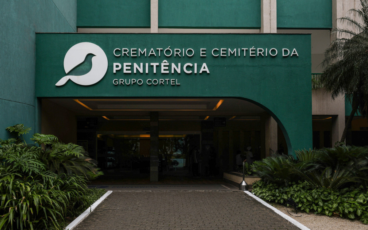 Velório do instrutor de parapente José de Alencar Lima Junior, que morreu ao saltar da Pedra Bonita, nesta segunda-feira (04).