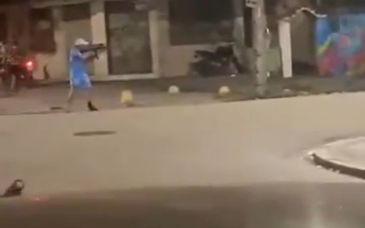 Criminosos atiraram contra um blindado no acesso à comunidade