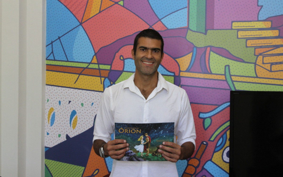 Allexandre Costa autografa A Constelação de Orion para leitores e fãs da cultura local no Museu Solar dos Mellos