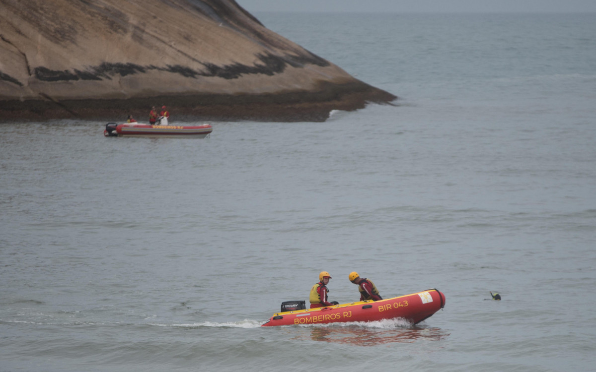 Buscas por uma pessoa desaparecida na praia do Recreio, nesta segunda-feira (04).