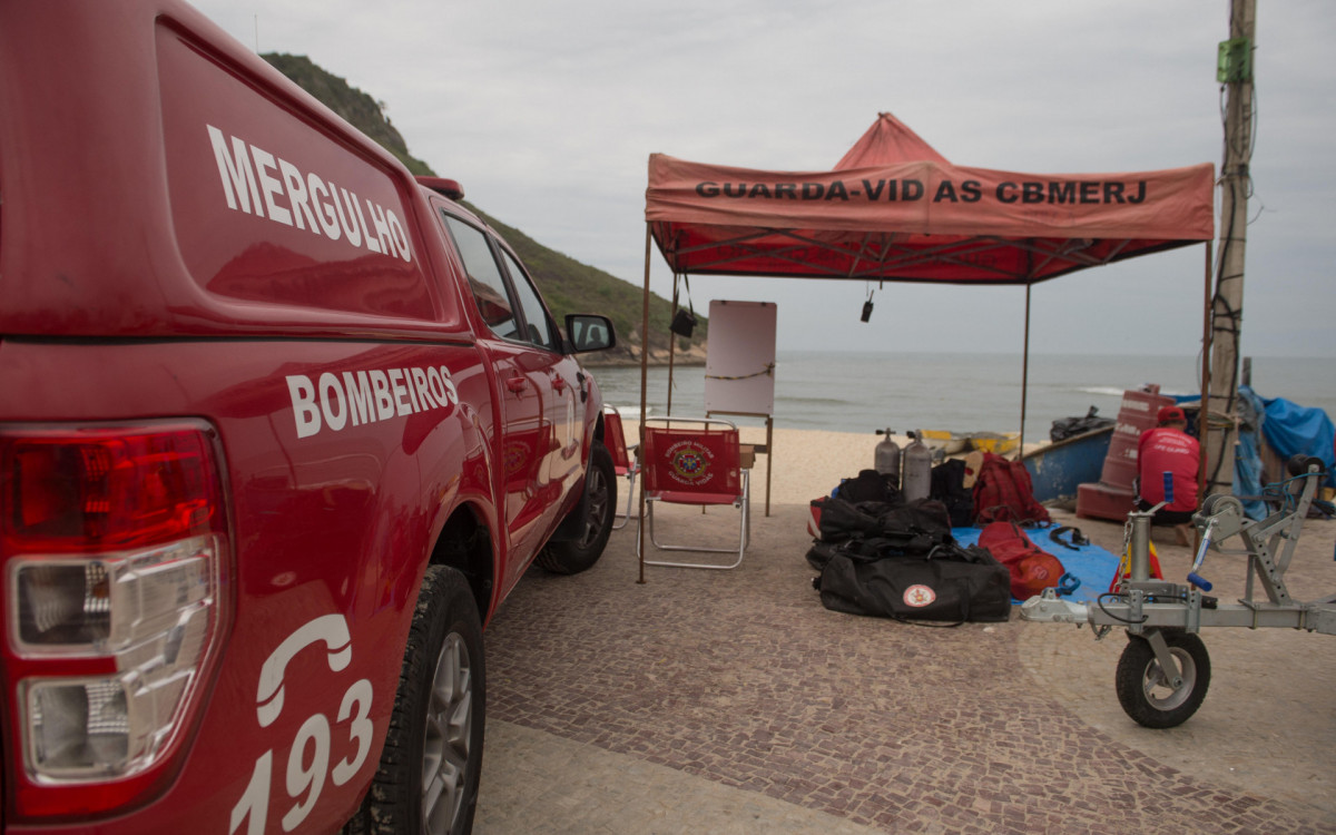 Buscas por uma pessoa desaparecida na praia do Recreio, nesta segunda-feira (04).