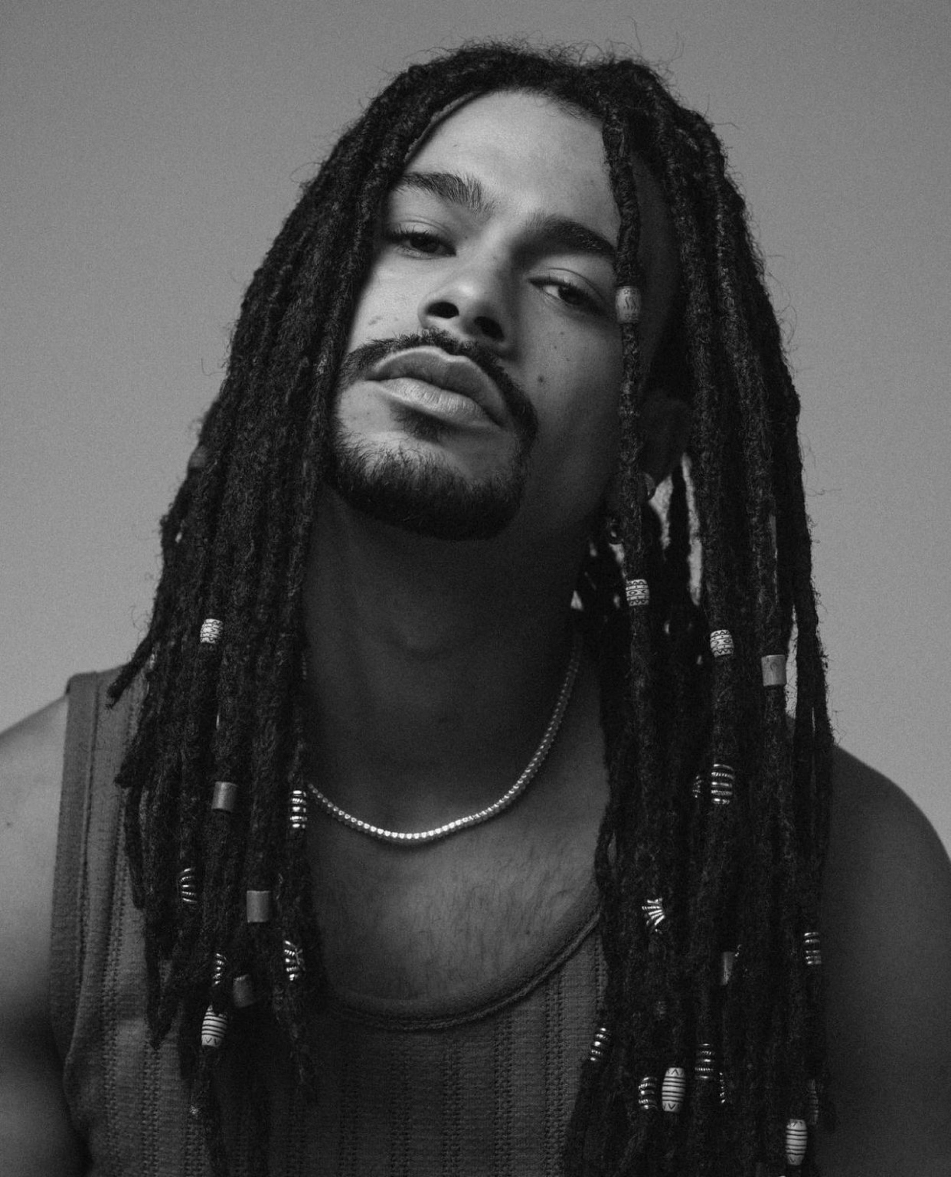 Sérgio Malheiros - Foto: João Bispo/ Divulgação - Produção de moda: Clara Peixoto - Stylist: Aléxia Azambuja - Assistente de styling: Alice Themudo