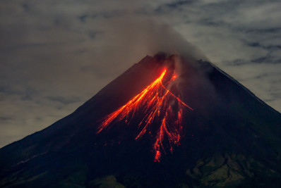Vídeo: Erupção de vulcão deixa 10 mortos na Indonésia